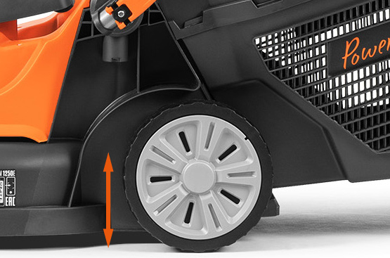 Регулировка высоты скашивания травы позволяет адаптироваться к различным условиям ландшафта и состоянию травяного покрова.
