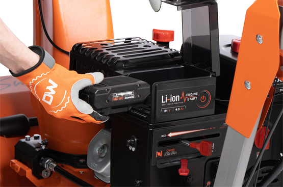 Благодаря установленному Li-ion аккумулятору на 21В, двигатель запускается простым нажатием кнопки на рукоятке управления. Обеспечивает легкий запуск холодного двигателя при любых температурах до -30˚C.