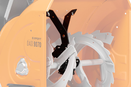 Усиленный редуктор с двумя дополнительными опорами передает до 95% крутящего момента двигателя. Срезные болты на шнеках защищают редуктор от перегрузок. Выходной вал редуктора крепится на подшипниках большого диаметра, что обеспечивает высокую устойчивость механизмов к вибрации и ударам.