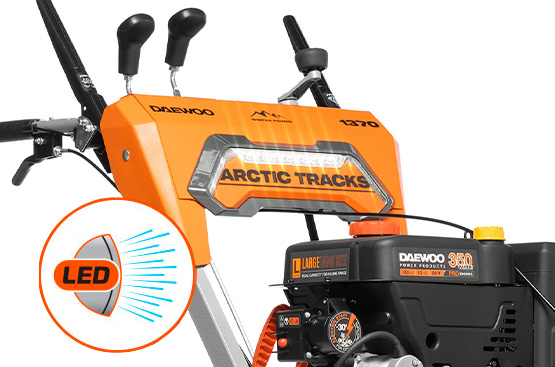 Яркая LED фара мощностью светового потока 280 лм обеспечивает освещение рабочей зоны перед снегоуборщиком, помогая работать в темное время суток.