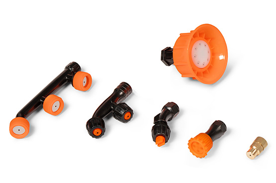 Широкий набор насадок, идущих в комплекте, позволяет подобрать оптимальную для выполнения задач по уходу за садом, дезинфекции и нанесению моющих средств.