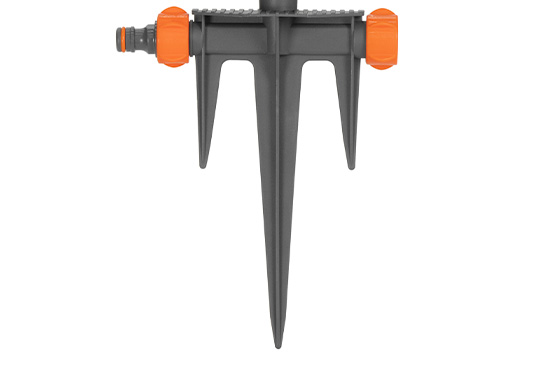Удлиненный тройной колышек, выполнен из прочного пластика и не подвержен коррозии, он надежно фиксирует инструмент в грунте.
