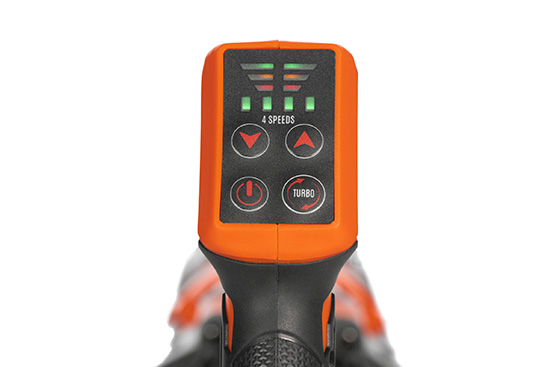 Эргономичная панель на рукоятке управления позволяет легко регулировать скоростью воздушного потока и контролировать уровень заряда каждого аккумулятора.