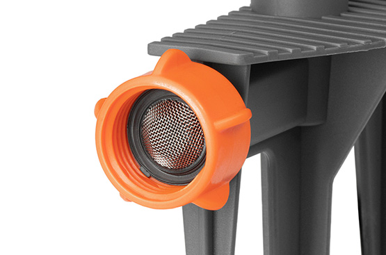 Встроенный металлический фильтр защищает от попадания частиц грязи. Легко промывается под проточной водой.