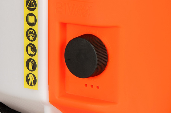 Удобный большой регулятор давления позволяет включить инструмент и настроить давление от 1,5 до 5 бар, при этом дальность струи может достигать 8 м