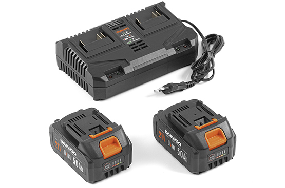 Два аккумулятора 21В/5Ач и зарядное устройство на две батареи уже в комплекте. Вы сразу можете приступить к работе на участке.