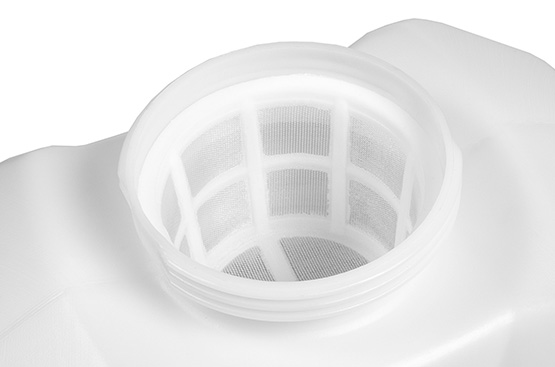 Широкая горловина опрыскивателя делает наполнение бака очень удобным, а установленный на ней фильтр грубой очистки предотвращает попадание крупных частиц в бак и защищает насос от повреждения.