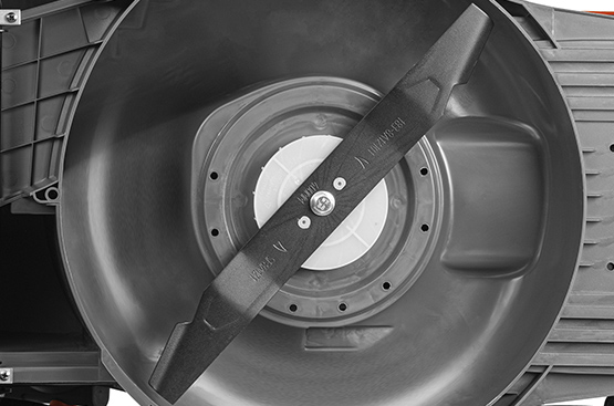 Предотвращает попадание травы и мусора в рабочие механизмы газонокосилки, снижая риск засорений и поломок. Такое решение обеспечивает бесперебойную работу техники, продлевает срок её службы и упрощает уход за оборудованием.